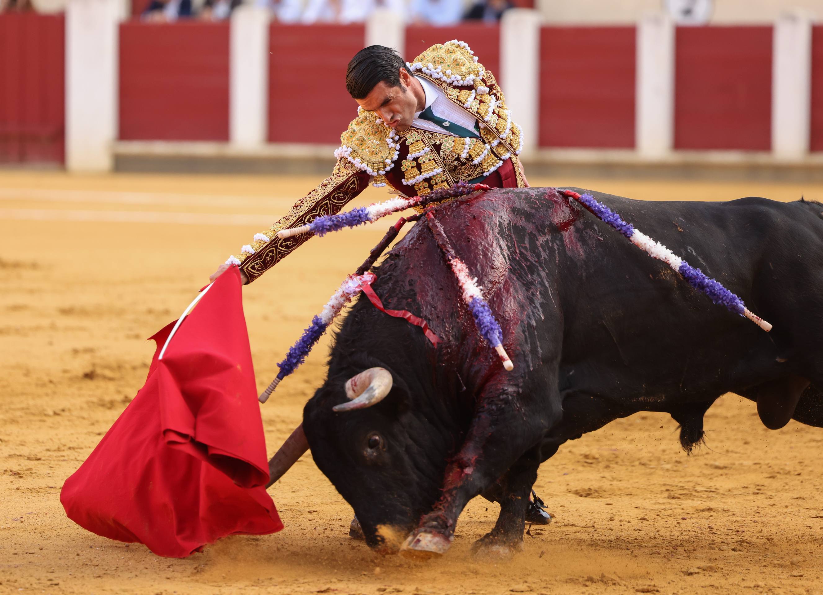 La corrida de toros de la feria de la Virgen de San Lorenzo, en imágenes