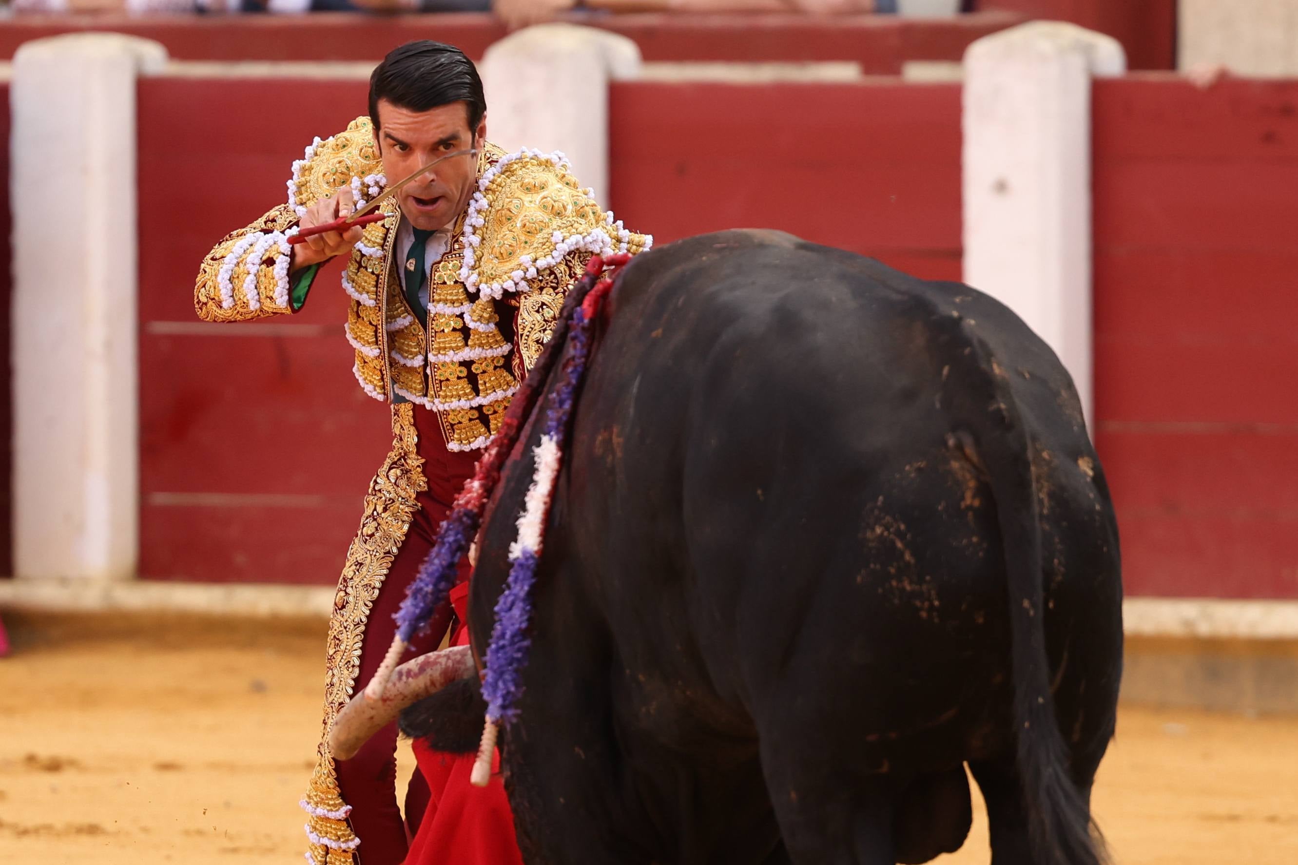 La corrida de toros de la feria de la Virgen de San Lorenzo, en imágenes