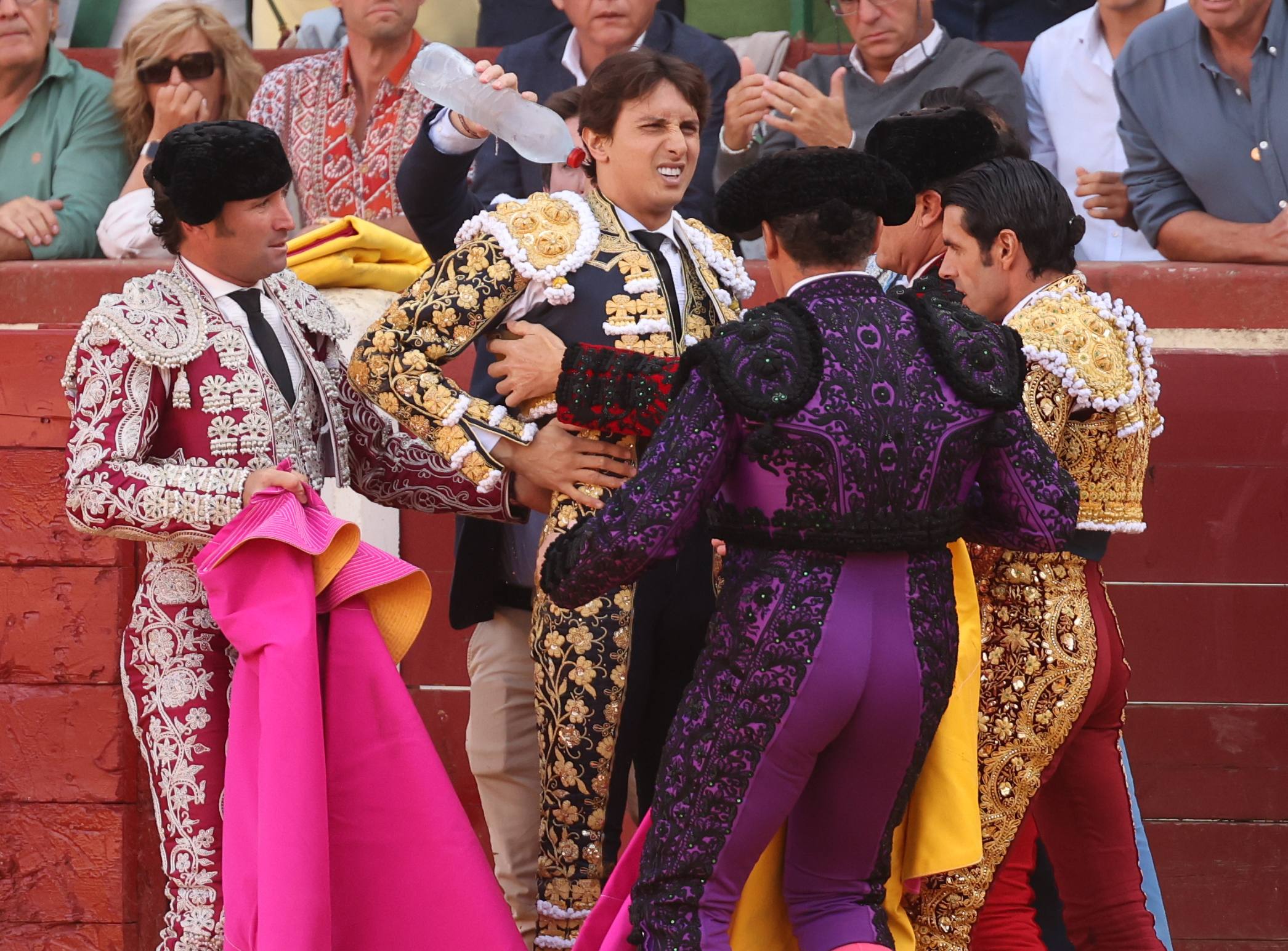 La corrida de toros de la feria de la Virgen de San Lorenzo, en imágenes