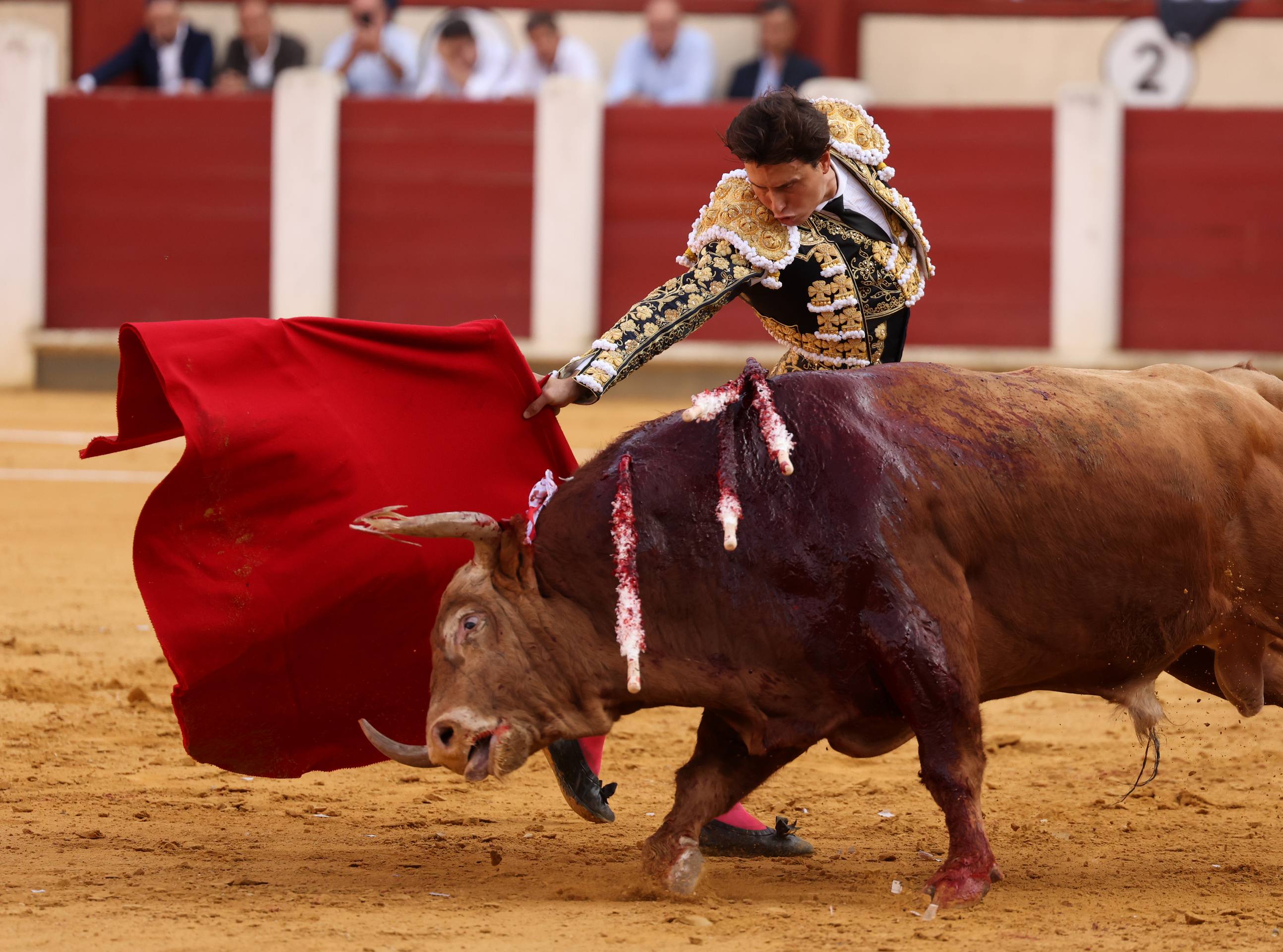La corrida de toros de la feria de la Virgen de San Lorenzo, en imágenes