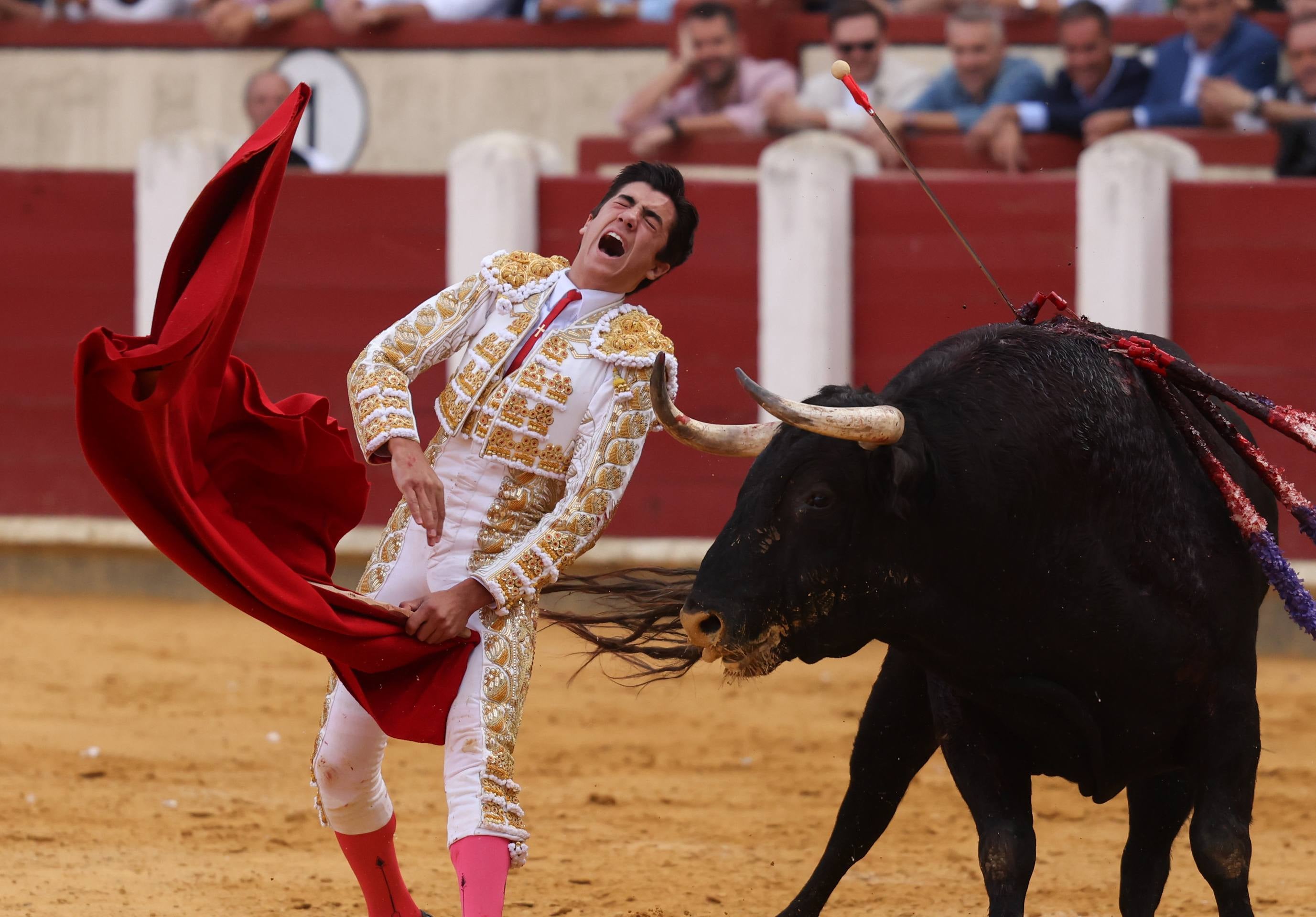 La corrida de toros de la feria de la Virgen de San Lorenzo, en imágenes