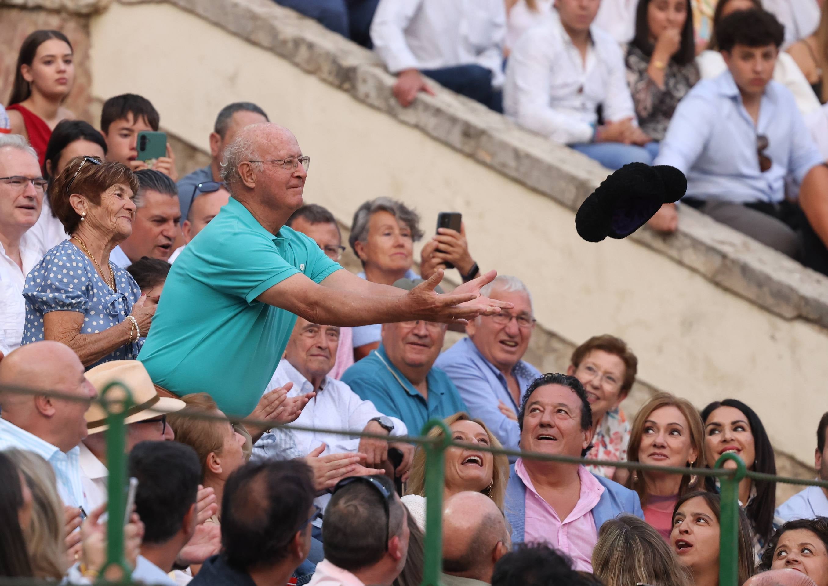 La corrida de toros de la feria de la Virgen de San Lorenzo, en imágenes