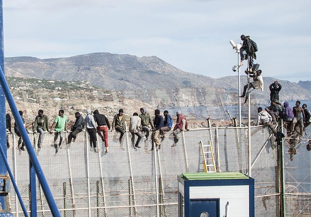 Inmigrantes subidos a la valla de Melilla.