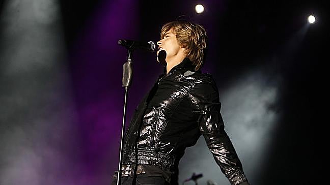 ¿A qué famosa cantante invitó Carlos Baute a subirse al escenario con él, en una sorpresa durante su concierto del año 2009 en la Plaza Mayor? 