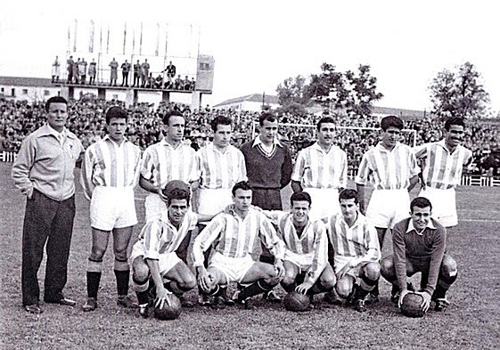 Foto que corresponde al partido matinal celebrado el 27 de septiembre de 1953, entre el Real Valladolid y el Barcelona. Con el marcador simultáneo de fondo, posan de pie: Luis Miró, Domingo, Losco, Ortega, Saso, Lolo, Matito y Paco Lesmes. Agachados: Lasala, Rabadán, Valdés, Ducasse y Benegas.