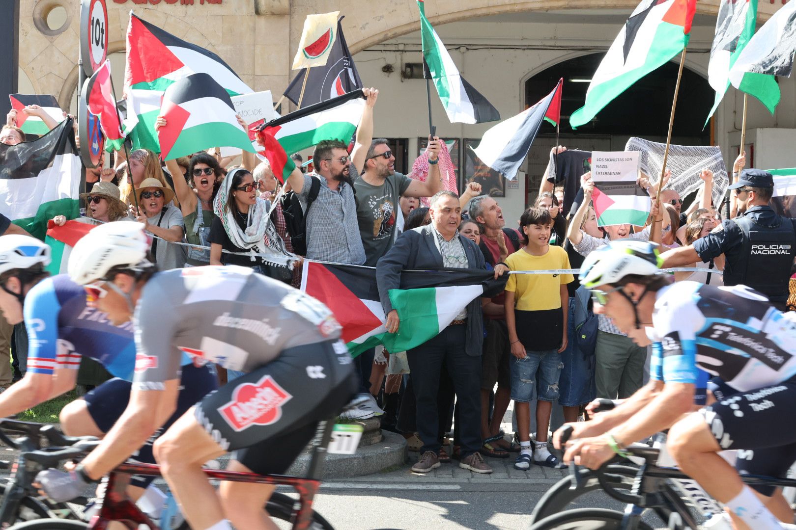 El paso de la Vuelta por Salamanca: más aplausos que banderas y un líder &#039;pillo&#039;
