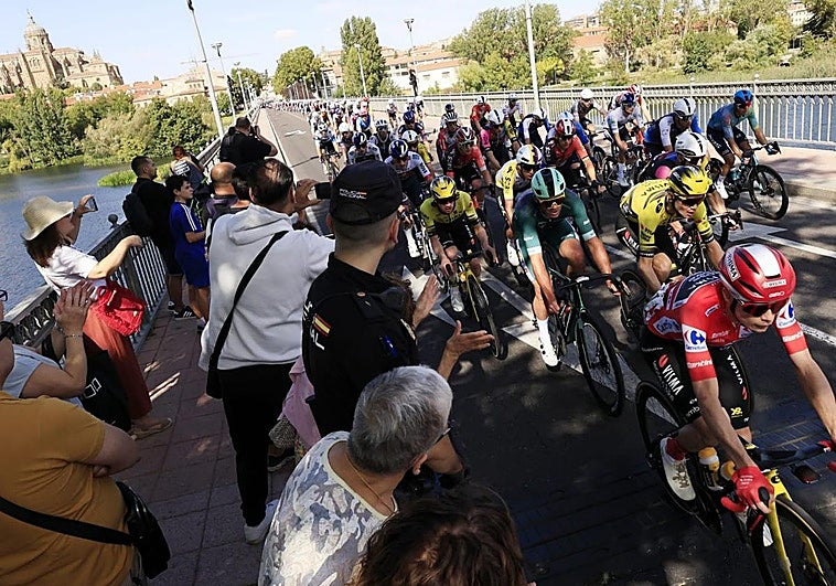 El paso de la Vuelta por Salamanca: más aplausos que banderas y un líder 'pillo'