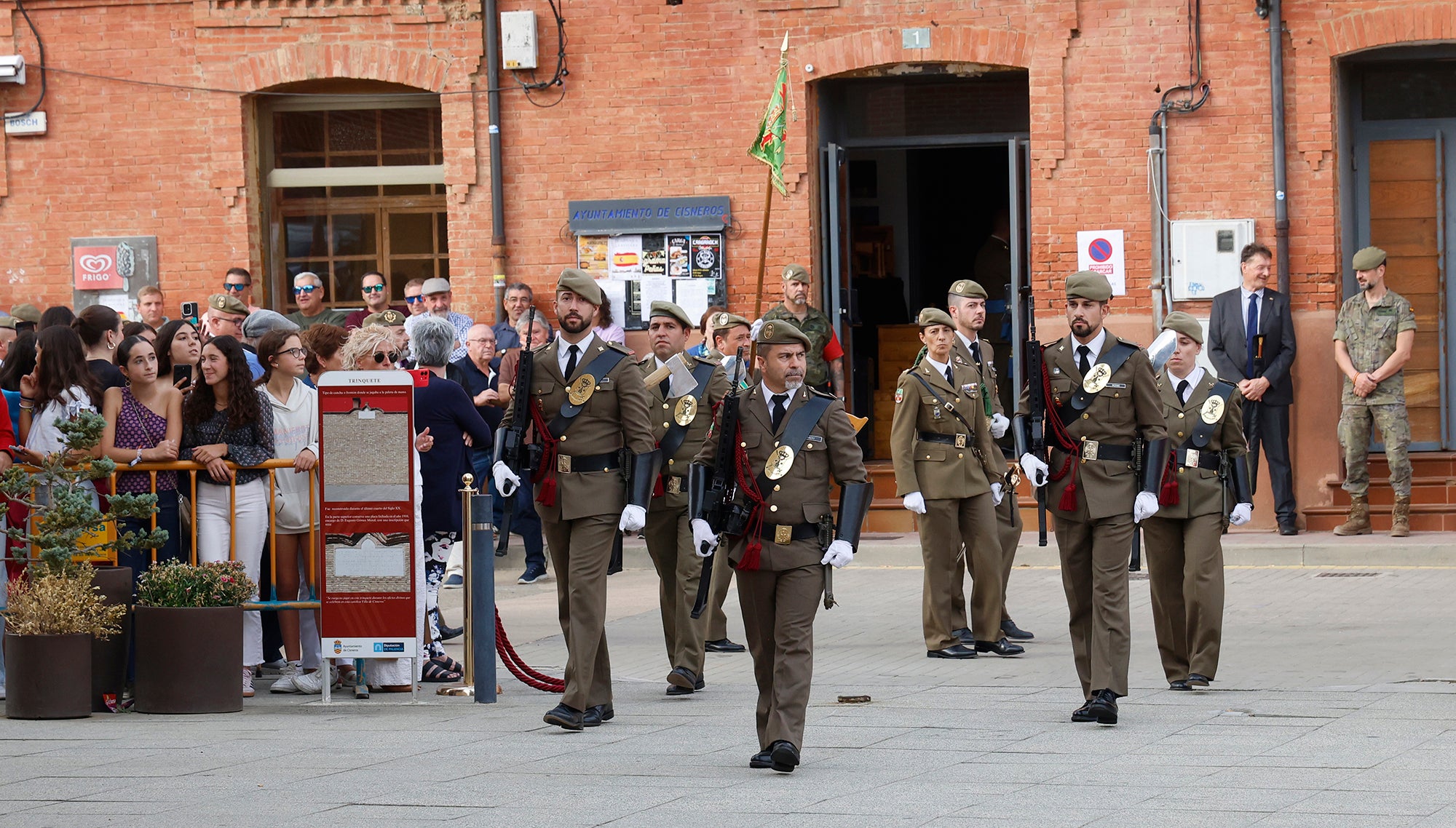 Cisneros homenajea a la bandera