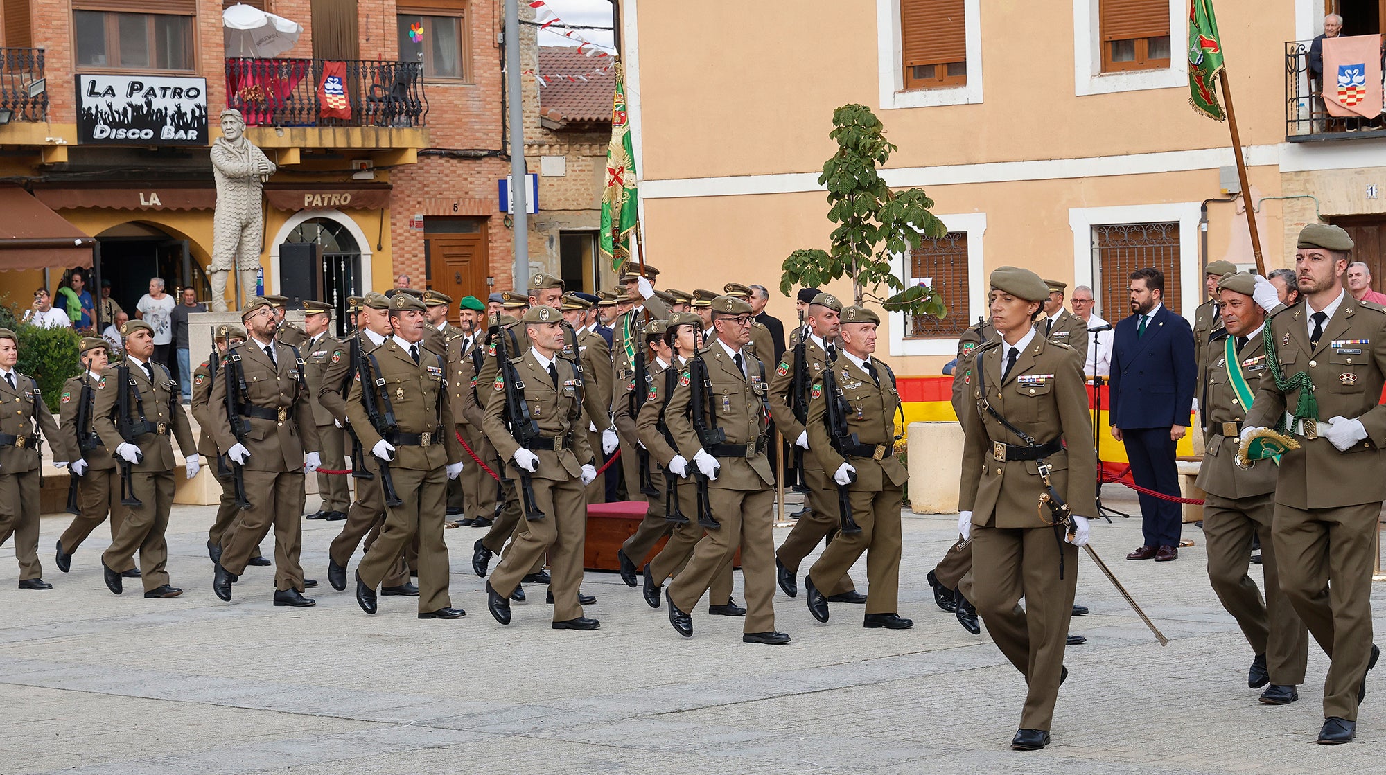 Cisneros homenajea a la bandera