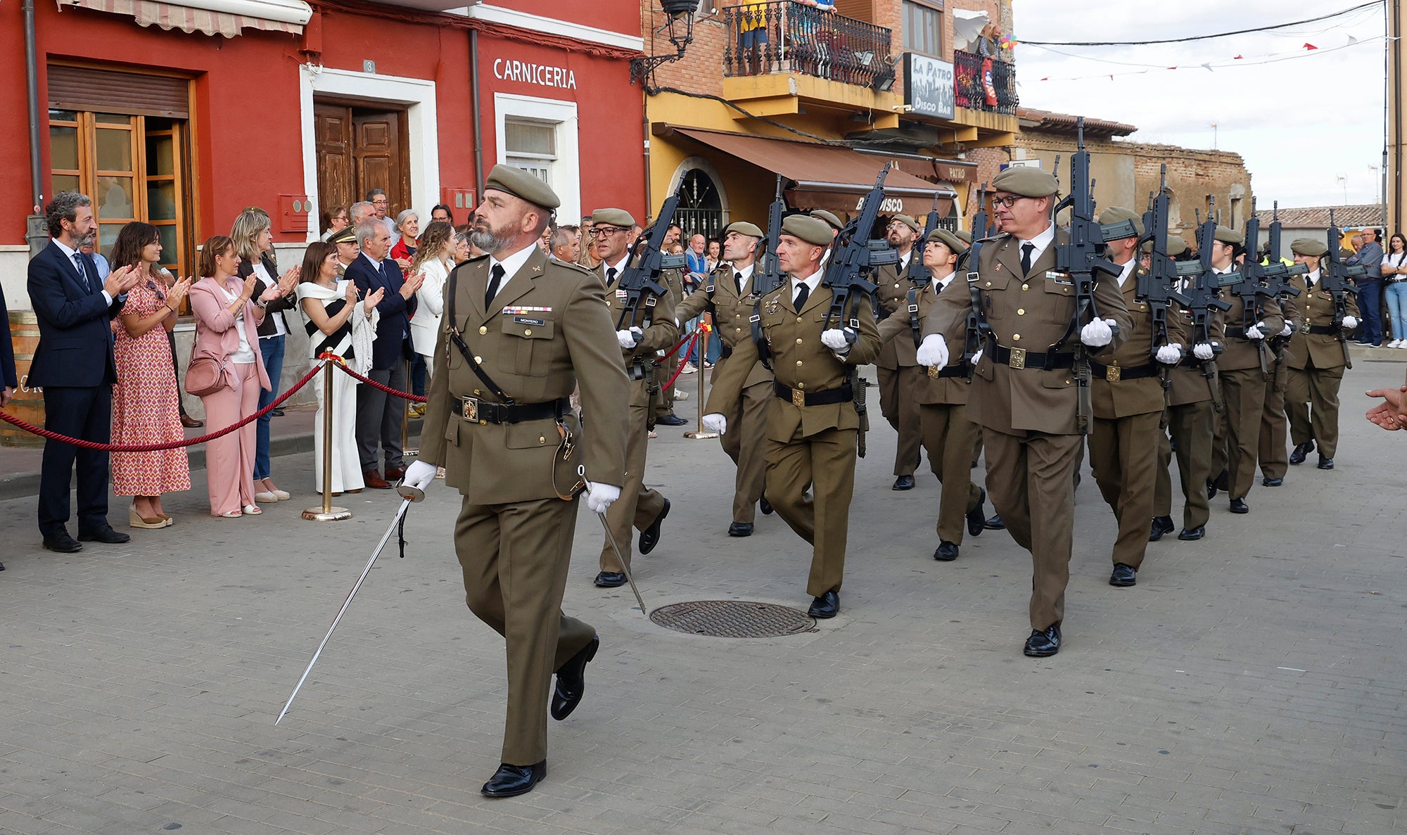 Cisneros homenajea a la bandera