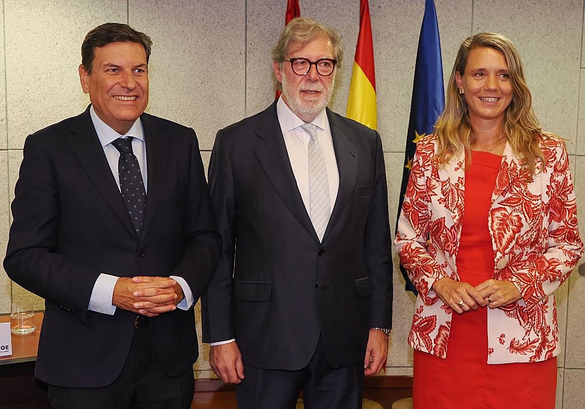 El presidente de CEOE Castilla y León, Santiago Aparicio (c), este viernes flanqueado por el consejero de Economía y Hacienda, Carlos Fernández Carriedo, y la presidenta de Cepyme, Ángela de Miguel.