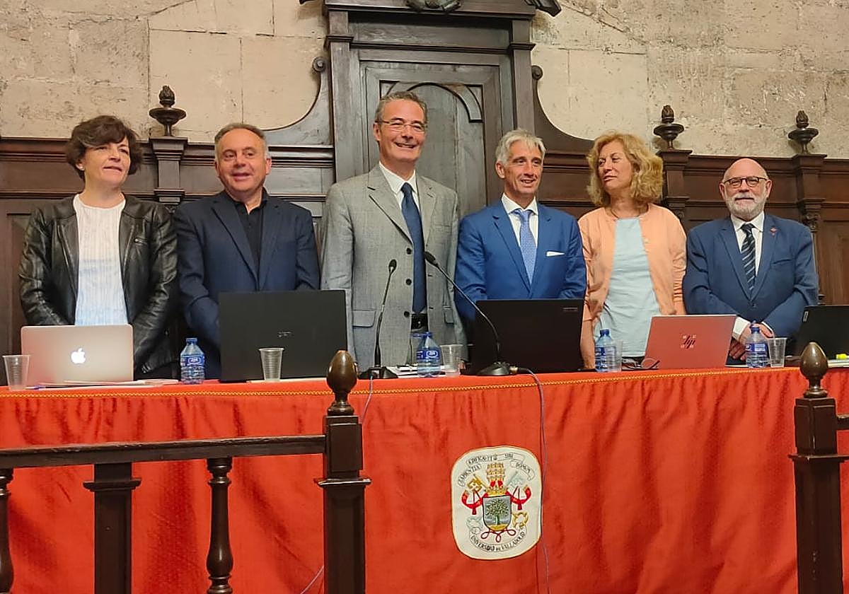 Berzal, cuarto por la izquierda, con Ricardo Martín de la Guardia (tercero por la izquierda) y otros miembros de la comisión evaluadora.