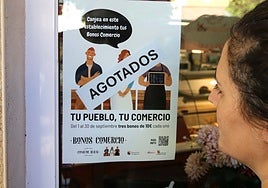 Un cartel colocado en el escaparate de un comercio que ha agotado los bonos.