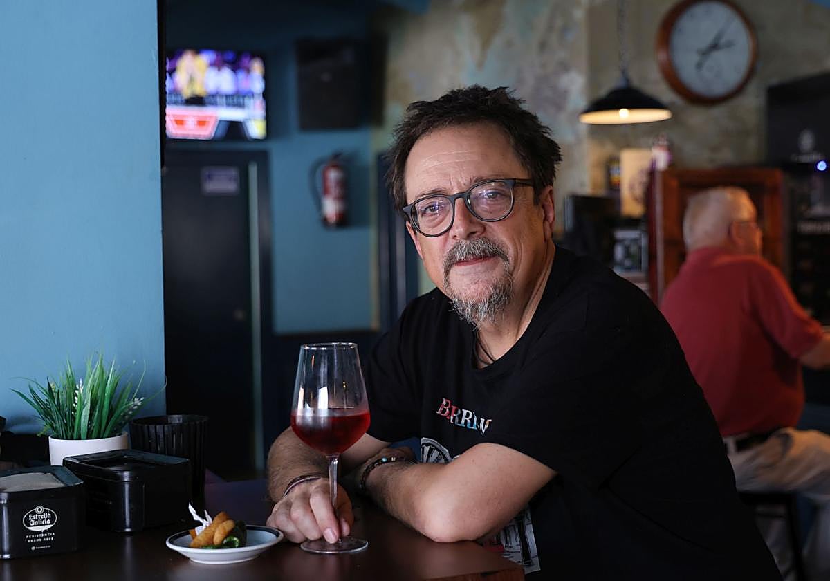 El músico vallisoletano Carlos Soto en el bar Kache de Arrabal de Portillo.