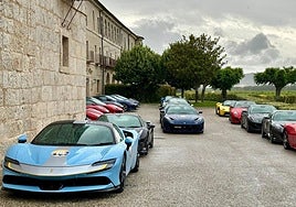 Coches deportivos de lujo estacionados en el hotel Abadía Retuerta de Sardón de Duero (Valladolid) en una imagen de archivo.