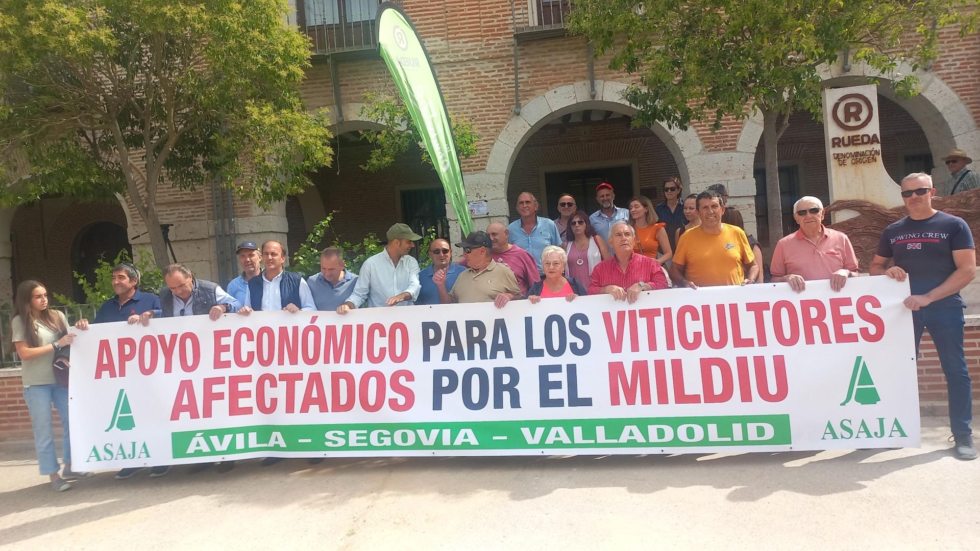 Algunos de los viticultores reunidos en la protesta de este viernes.