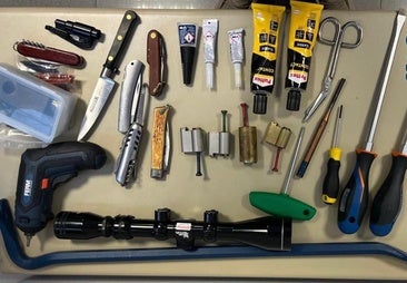 Hace un giro prohibido con el coche y les pillan con un rolex, piedras preciosas y objetos robados