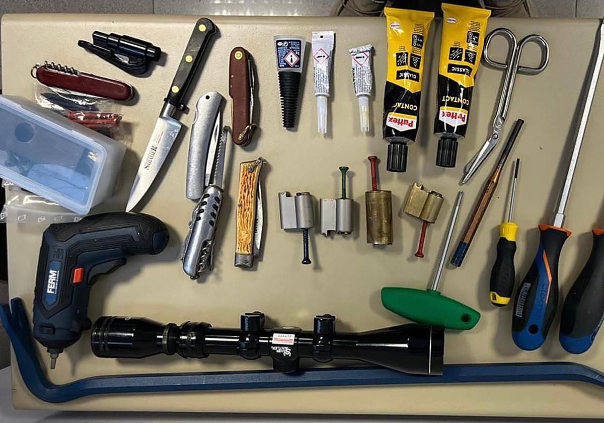 Armas blancas y utensilios intervenidos por la Policía Nacional.