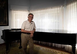Max Bragado, junto a su piano.