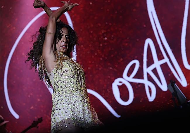 Rosario abrió la actuación con 'Mi gato'.