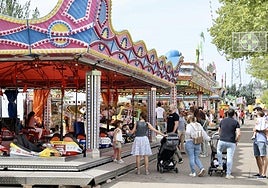 Familias con niños pequeños aprovecharon la tranquilidad de la mañana del sábado para subir a la feria