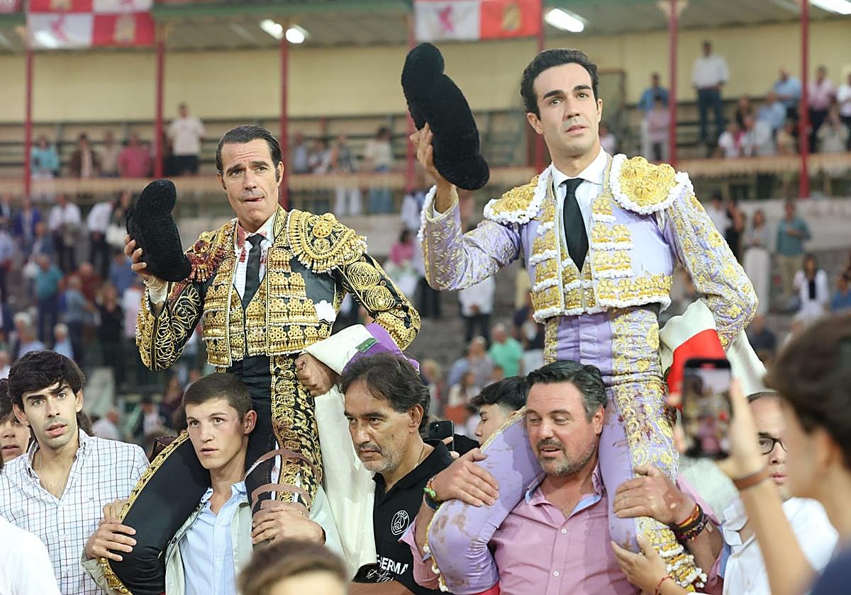 Uceda Leal y Tomás Rufo durante su salida a hombros tras protagonizar la cuarta de feria.