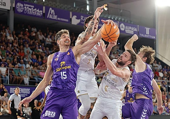 Una jugada entre el Súper Agropal y el San Pablo, en la final de Copa de este sábado en Palencia.