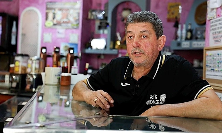 Julián Carbajo tras la barra de su bar Huracán