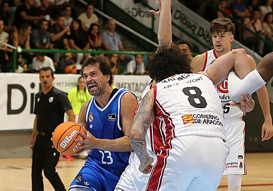 Sergio Llull intenta entrar a canasta durante el partido disputado en Segovia.