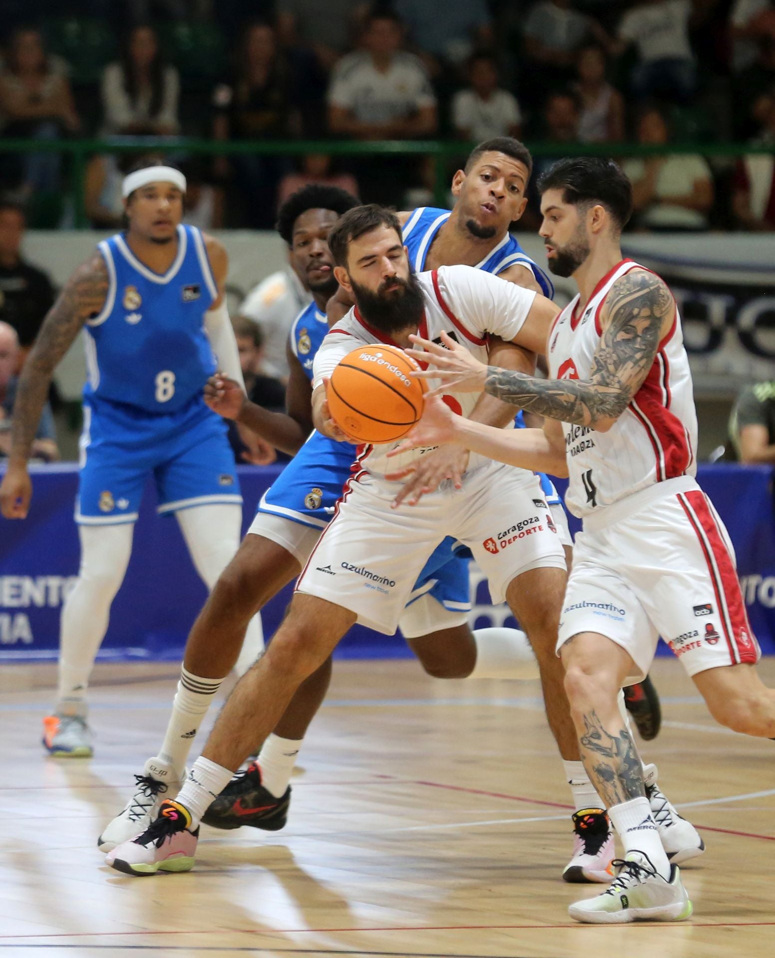 Fotos del partido de baloncesto entre el Madrid y Zaragoza en Segovia