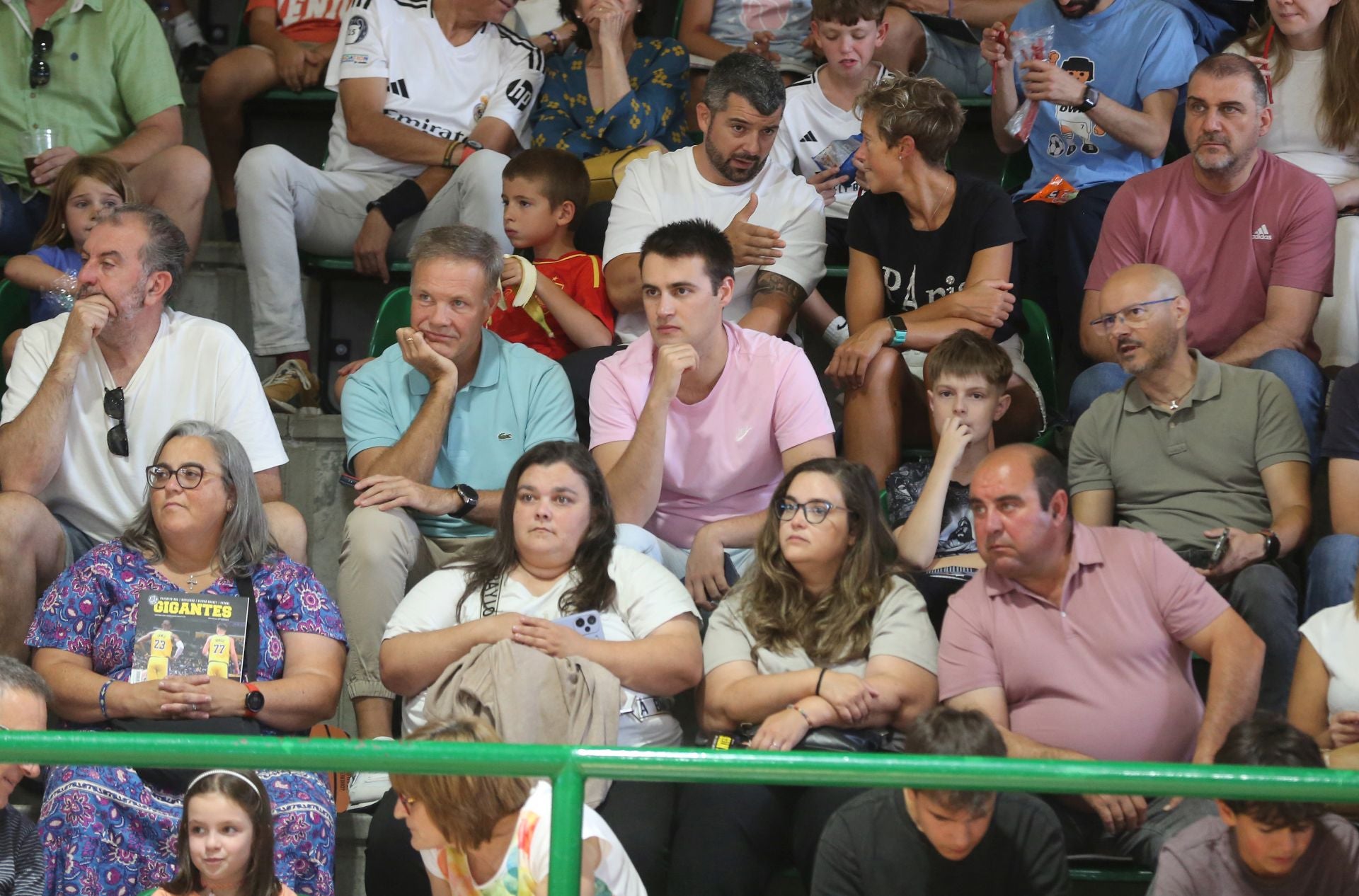 Búscate en las gradas del Pedro Delgado durante el partido del Real Madrid en Segovia
