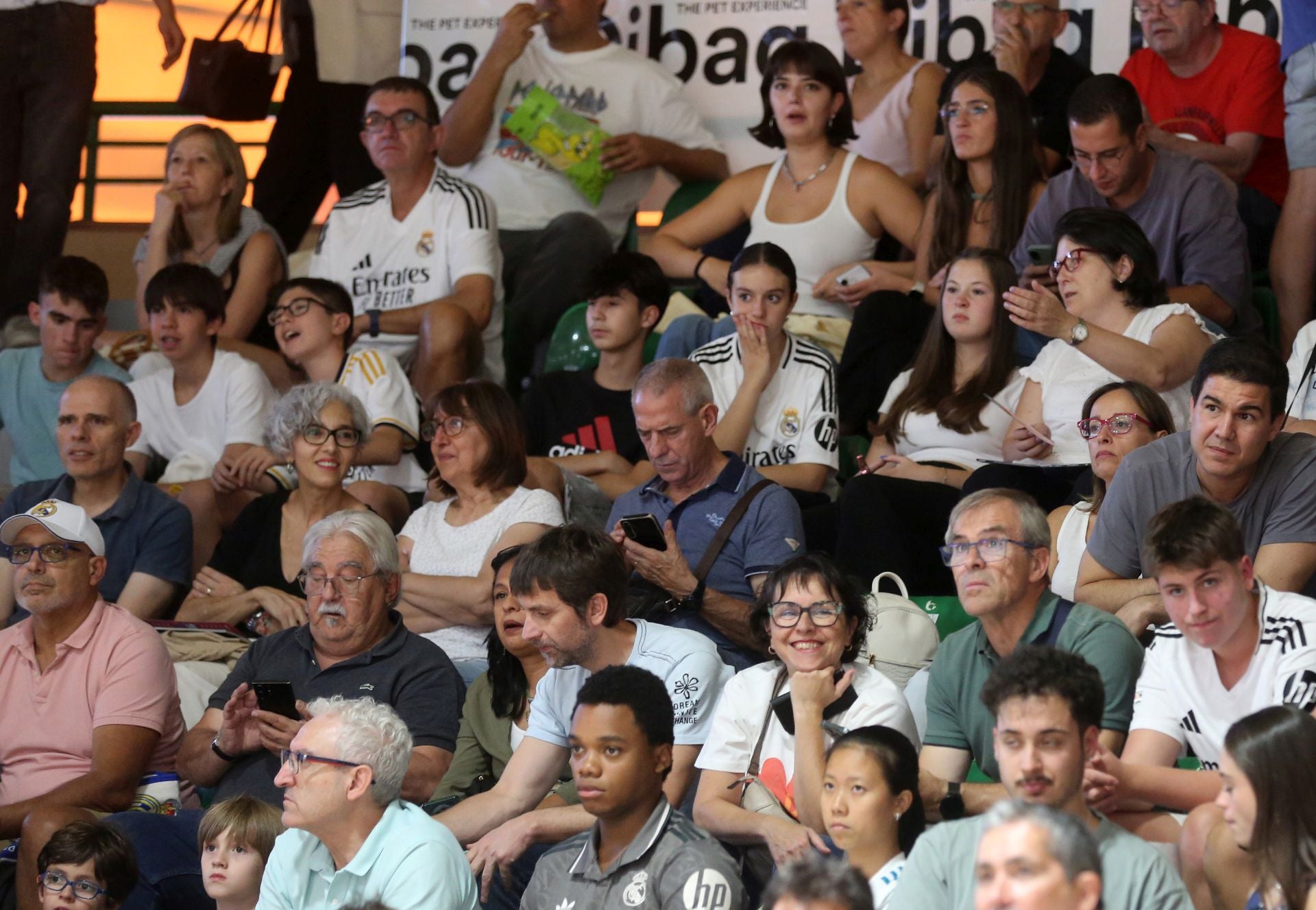 Búscate en las gradas del Pedro Delgado durante el partido del Real Madrid en Segovia