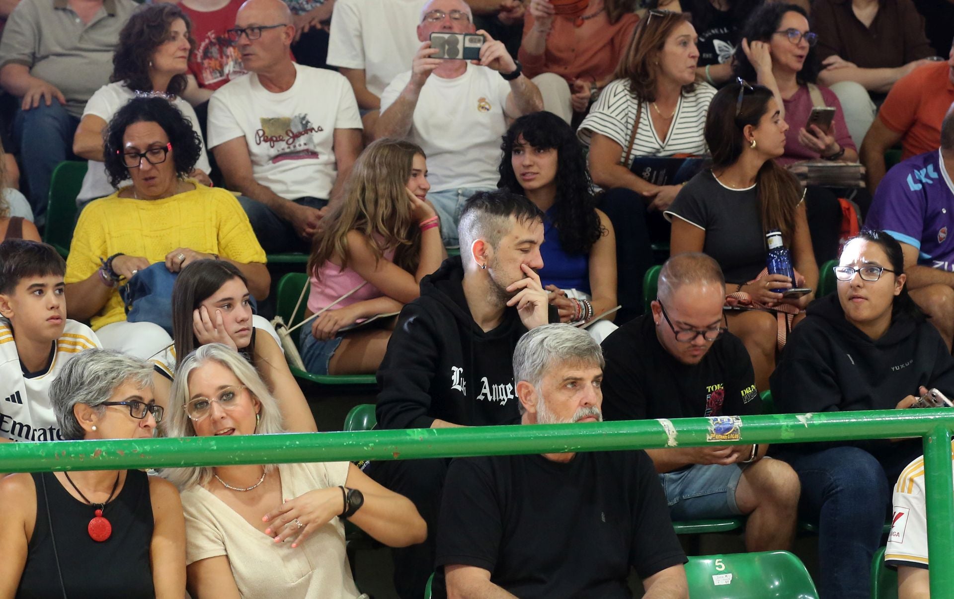 Búscate en las gradas del Pedro Delgado durante el partido del Real Madrid en Segovia