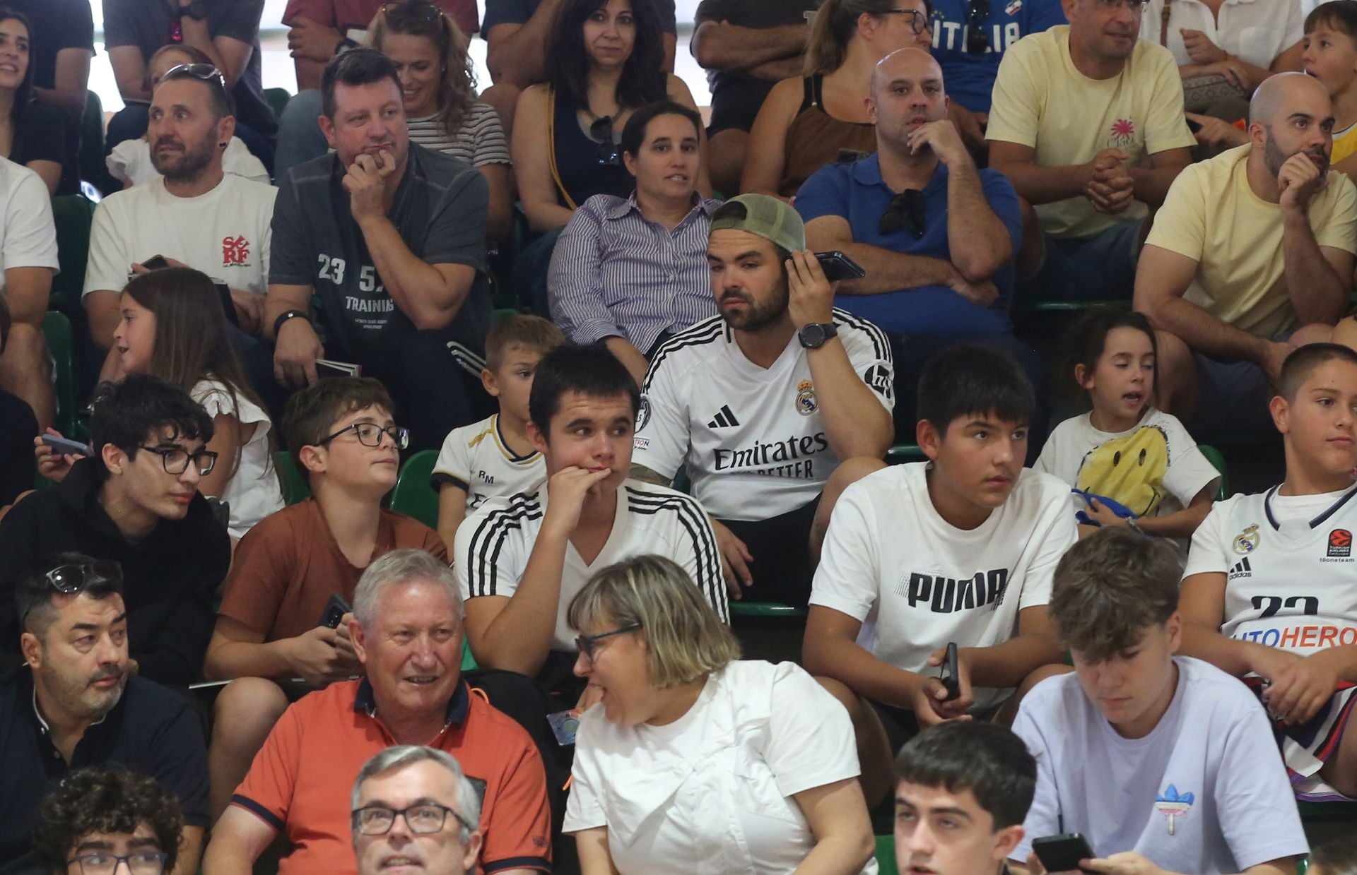 Búscate en las gradas del Pedro Delgado durante el partido del Real Madrid en Segovia