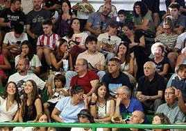 Público en las gradas del pabellón Pedro Delgado