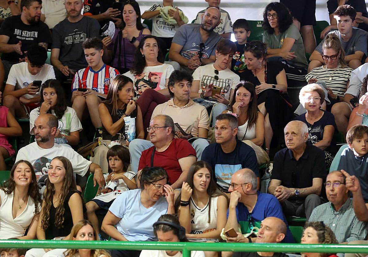 Búscate en las gradas del Pedro Delgado durante el partido del Real Madrid en Segovia