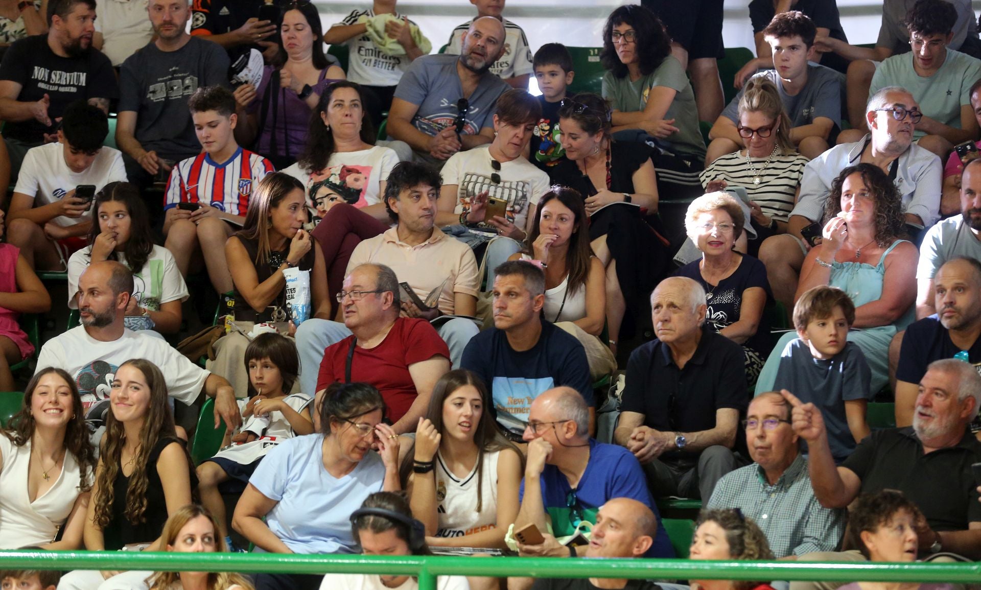Búscate en las gradas del Pedro Delgado durante el partido del Real Madrid en Segovia