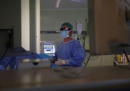 Operación de vejiga a través de laparoscopia con gafas 3D.