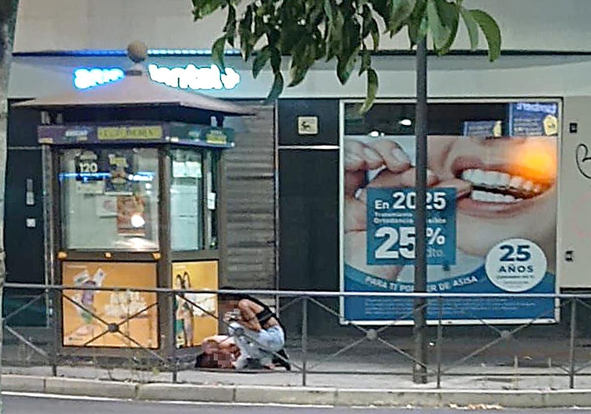 Una menor semiinconsciente en el suelo tras una agresión cometida por otra joven menor de edad en Valladolid.