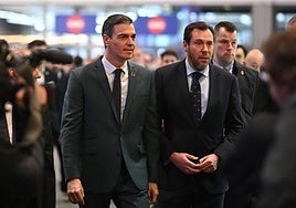 El presidente del Gobierno, Pedro Sánchez, y el ministro de Transportes, Óscar Puente, en una imagen de archivo.