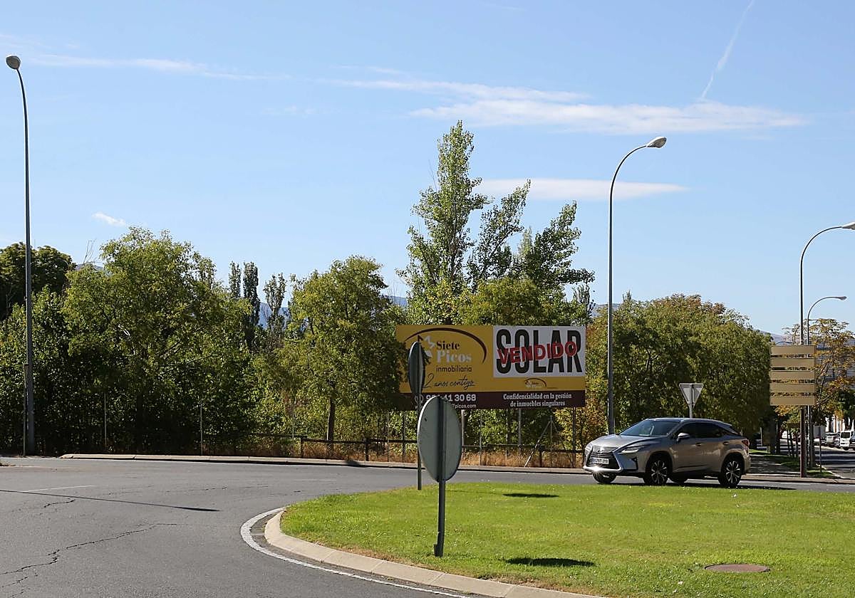 Solar junto a la rotonda del Espolón que ocupará el nuevo supermercado.