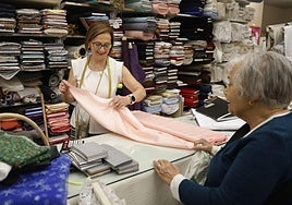 Montse Fernández, en su negocio de Tejidos Montse.