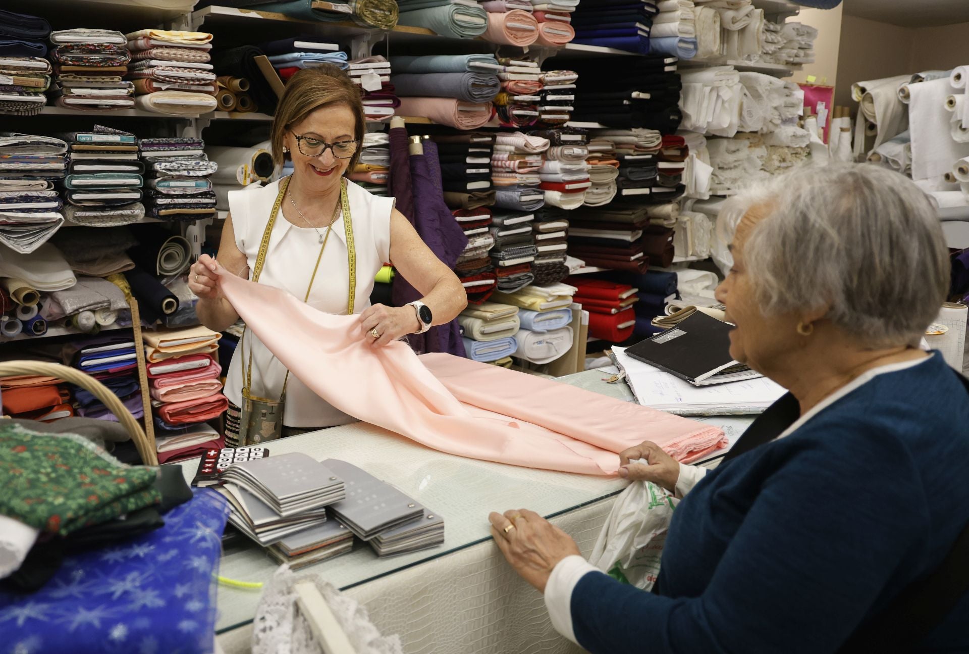 Montse Fernández, en su negocio de Tejidos Montse.