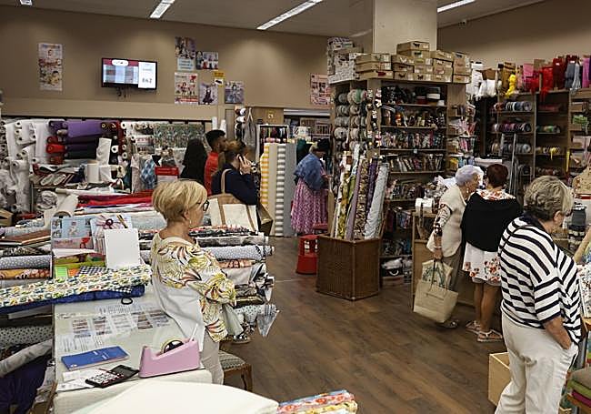 Establecimiento Tejidos Montse en la calle Joaquín Costa, lleno de clientes.