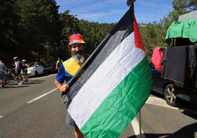 Alberto Silva, con su bandera palestina.