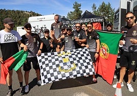 Un grupo de aficionados portugueses anima a Joao Almeida.