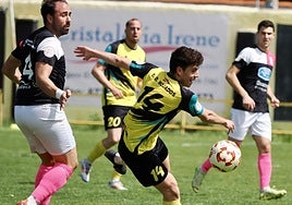 Un jugador del Mojados trata de contactar con el esférico en una imagen de archivo.