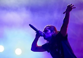 Santiago Sanz, vocalista de Salto Base, durante un momento de la actuación en la Plaza Mayor de Valladolid.