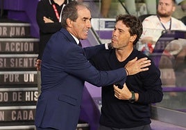 Almada se saluda con Rubi, en los prolegómenos del encuentro.