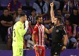 El colegiado le muestra tarjeta amarilla a Guilherme, tras la acción del penalti.